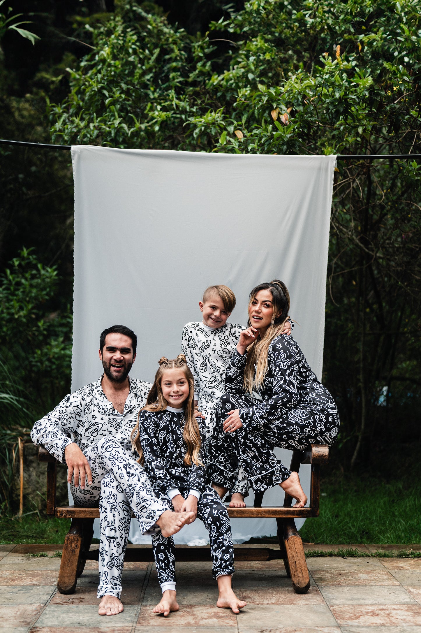 Marcianos Fondo Negro - KIDS: Cuello Redondo y Pantalon