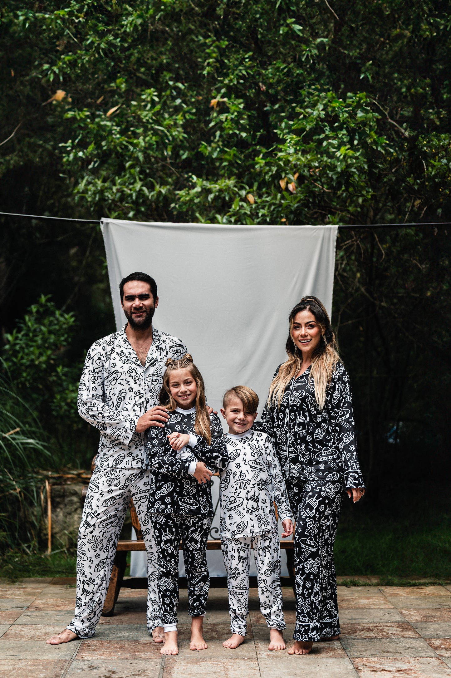 Marcianos Fondo Negro - KIDS: Cuello Redondo y Pantalon