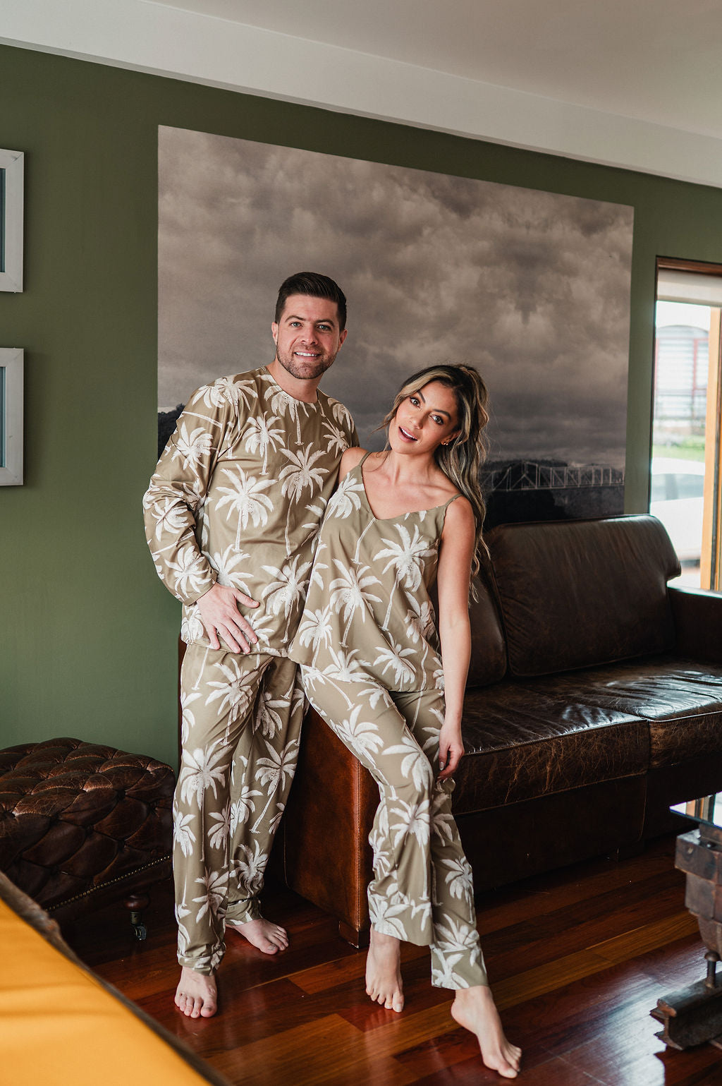 Palma Tropical Oliva - Hombre: Cuello Redondo y Pantalon