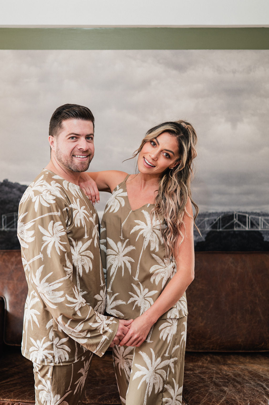 Palma Tropical Oliva - Hombre: Cuello Redondo y Pantalon