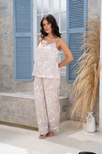 Lirios Nude - Blusa de Tiritas y Pantalon foto de cuerpo entero