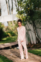 Lirios Palo Rosa | Camisa Manga Larga y Pantalón Bambula Pijama Mujer Elegante