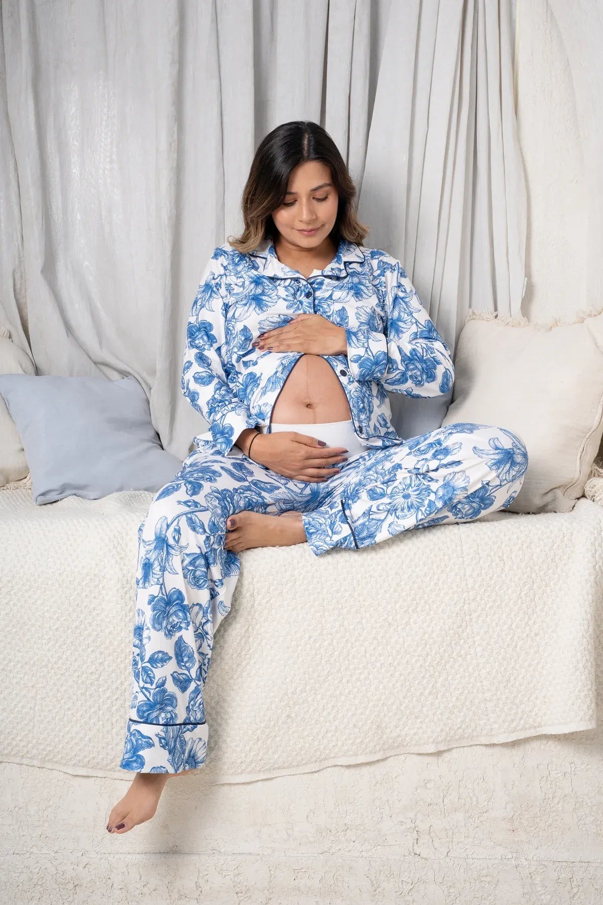 Lirios del Mar - Camisa Manga Larga y Pantalon Maternidad foto de modelo sentada