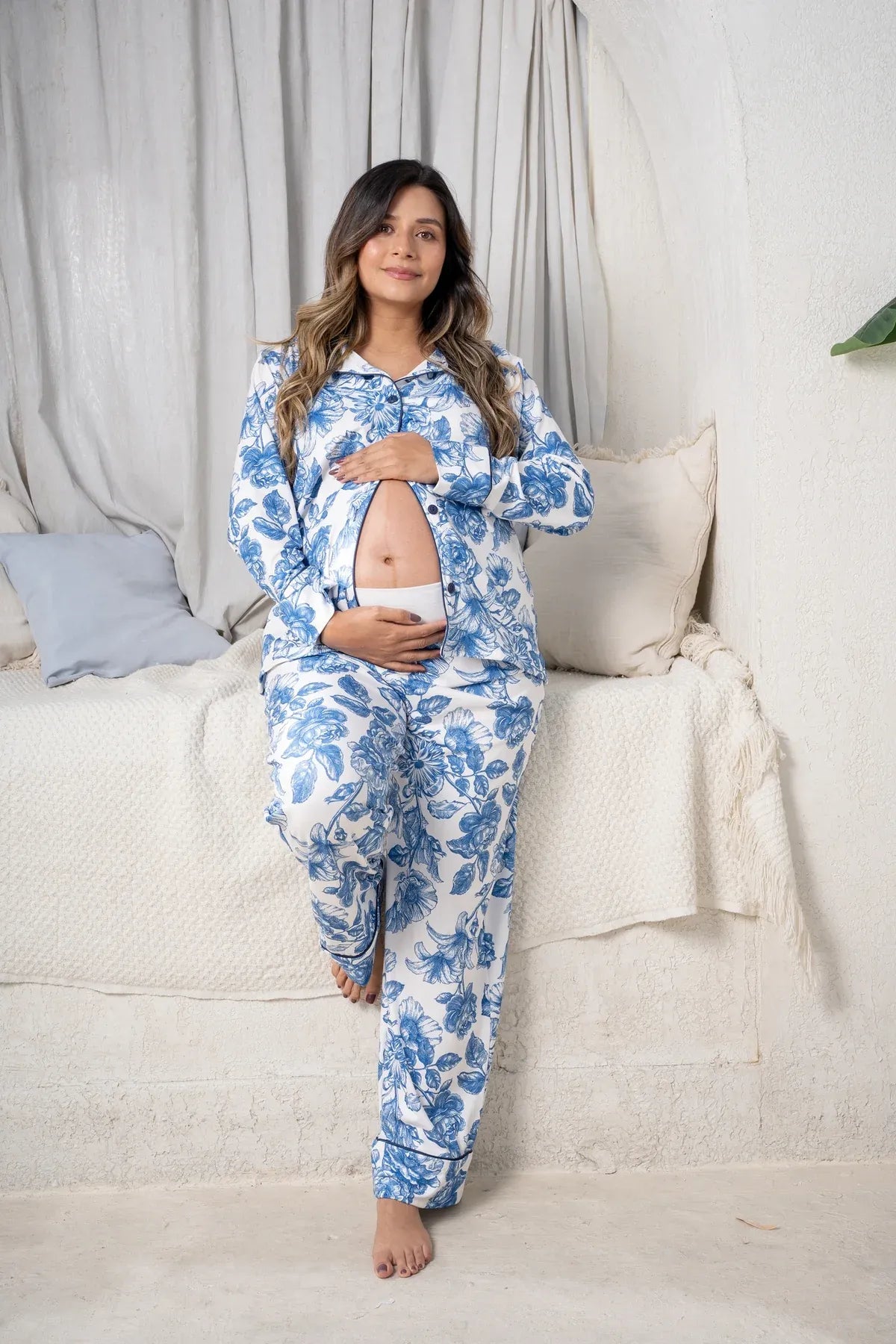 Lirios del Mar - Camisa Manga Larga y Pantalon Maternidad foto de cuerpo entero