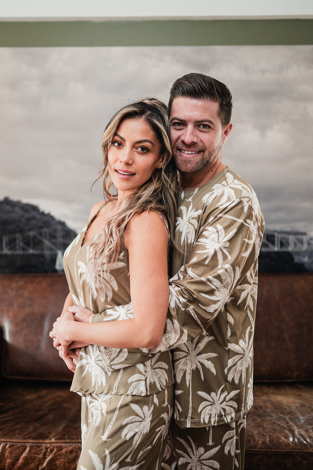 Palma Tropical Oliva - Hombre: Cuello Redondo y Pantalon