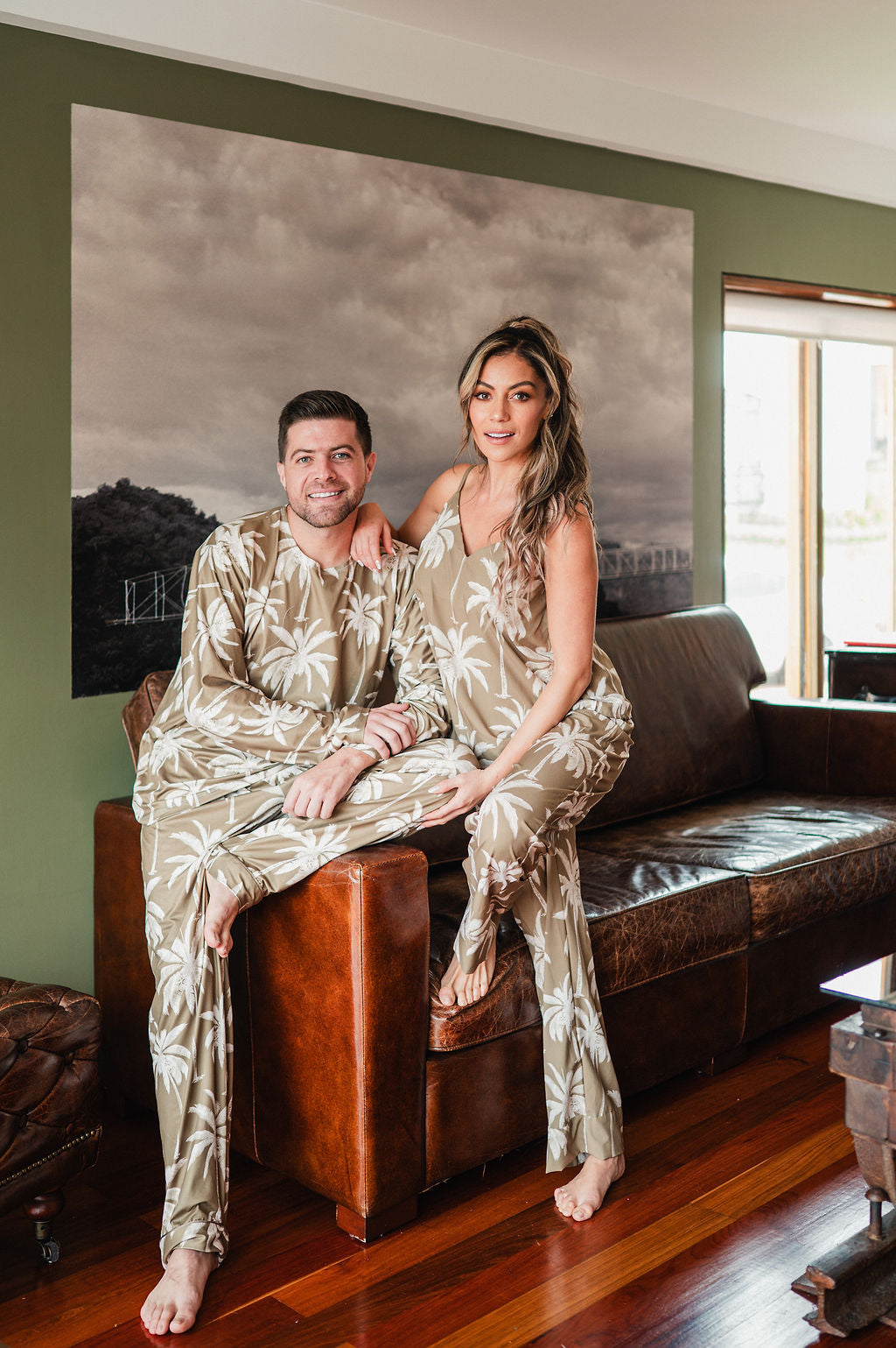 Palma Tropical Oliva - Hombre: Cuello Redondo y Pantalon