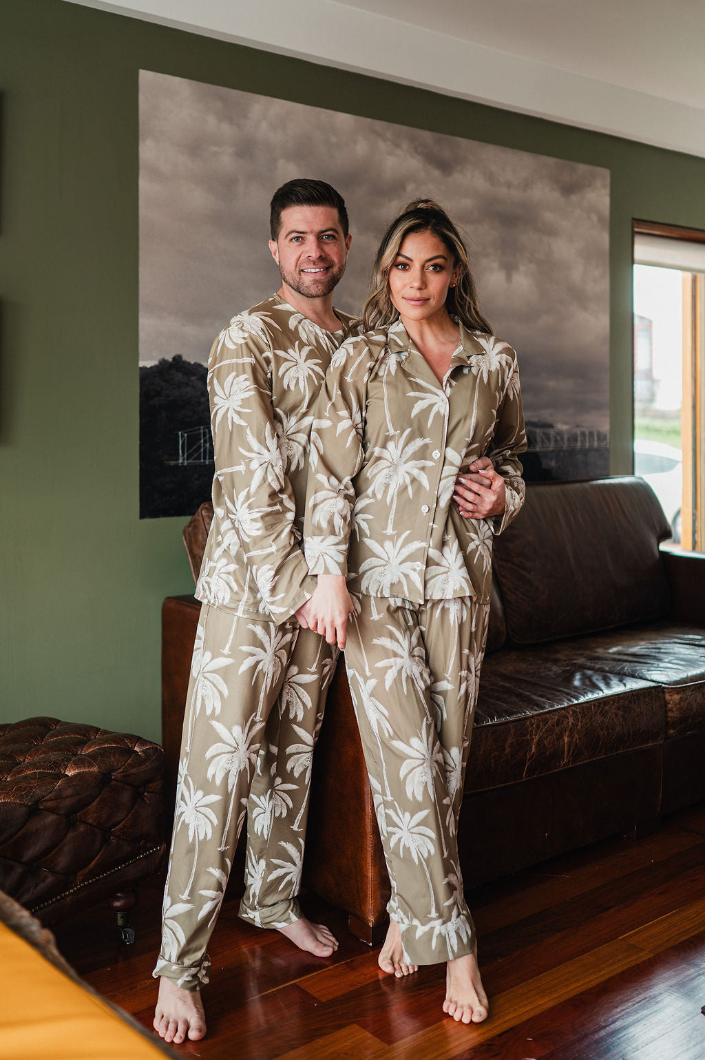 Palma Tropical Oliva - Hombre: Cuello Redondo y Pantalon